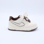 ⁦حذاء رياضي مع ستيكر لابوبو بشريط لاصق بناتي لون بيج وبني⁩ - الصورة ⁦4⁩