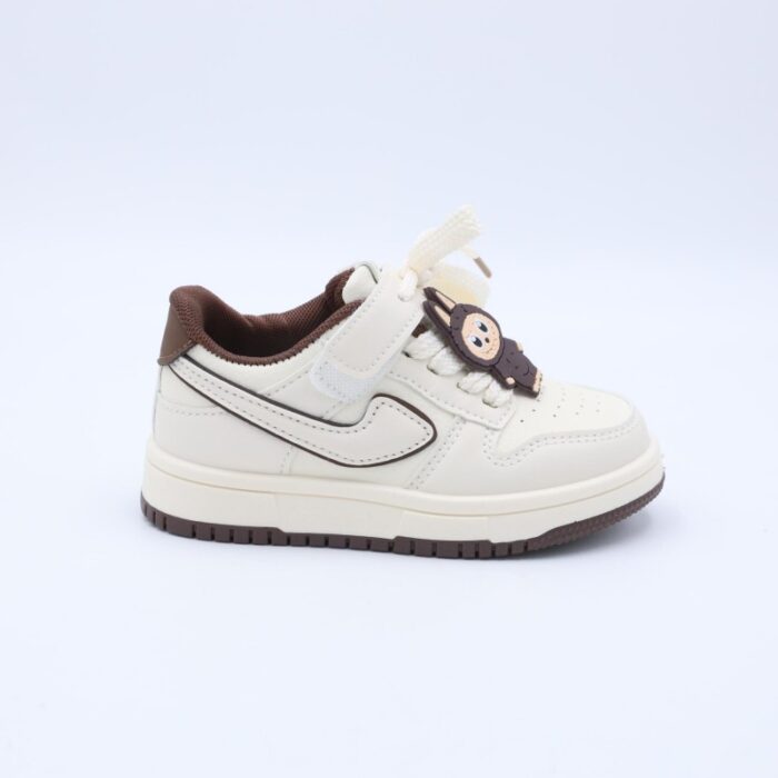 ⁦حذاء رياضي مع ستيكر لابوبو بشريط لاصق بناتي لون بيج وبني⁩ - الصورة ⁦4⁩