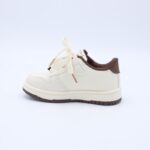 ⁦حذاء رياضي مع ستيكر لابوبو بشريط لاصق بناتي لون بيج وبني⁩ - الصورة ⁦5⁩