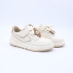 ⁦حذاء رياضي مع ستيكر لابوبو بشريط لاصق بناتي لون بيج وكاكي⁩ - الصورة ⁦2⁩