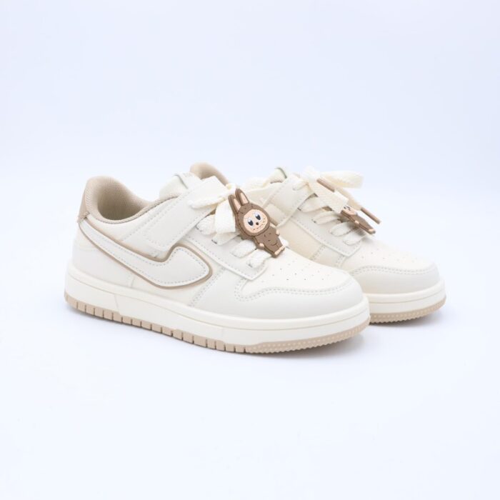 ⁦حذاء رياضي مع ستيكر لابوبو بشريط لاصق بناتي لون بيج وكاكي⁩ - الصورة ⁦2⁩