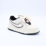 ⁦حذاء رياضي مع ستيكر لابوبو بشريط لاصق بناتي لون بيج واسود⁩ - الصورة ⁦3⁩