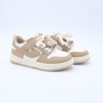 ⁦حذاء رياضي بشريط مع ستيكر لابوبو لاصق بناتي لون بيج وابيض⁩ - الصورة ⁦2⁩