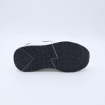 حذاء رياضي بشريط لاصق لون ابيض