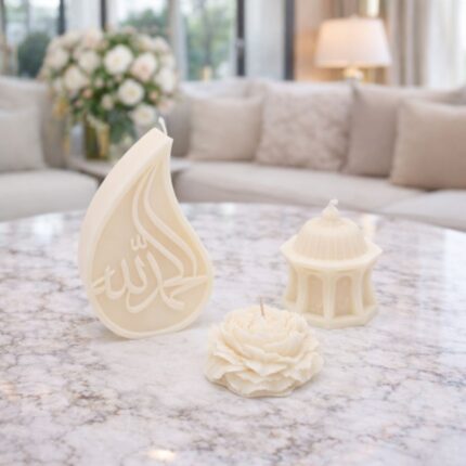 طقم شموع معطر بتصميم خاص بشهر رمضان مكون من تلات قطع الحمد لله وماذنه وورده لون ابيض