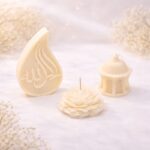 ⁦طقم شموع معطر بتصميم خاص بشهر رمضان مكون من تلات قطع الحمد لله وماذنه وورده لون ابيض⁩ - الصورة ⁦2⁩
