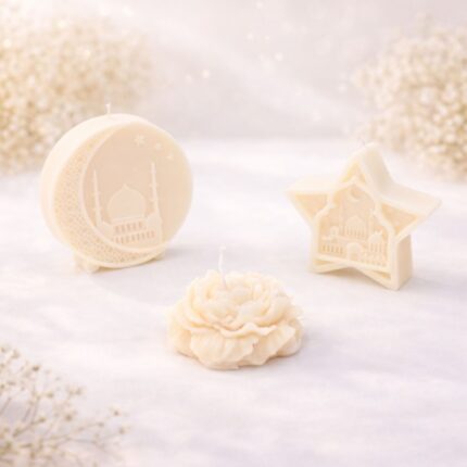 طقم شموع معطر برائحه البيت العربي بتصميم خاص بشهر رمضان مكون من تلات قطع هلال ونجمه وورده لون ابيض