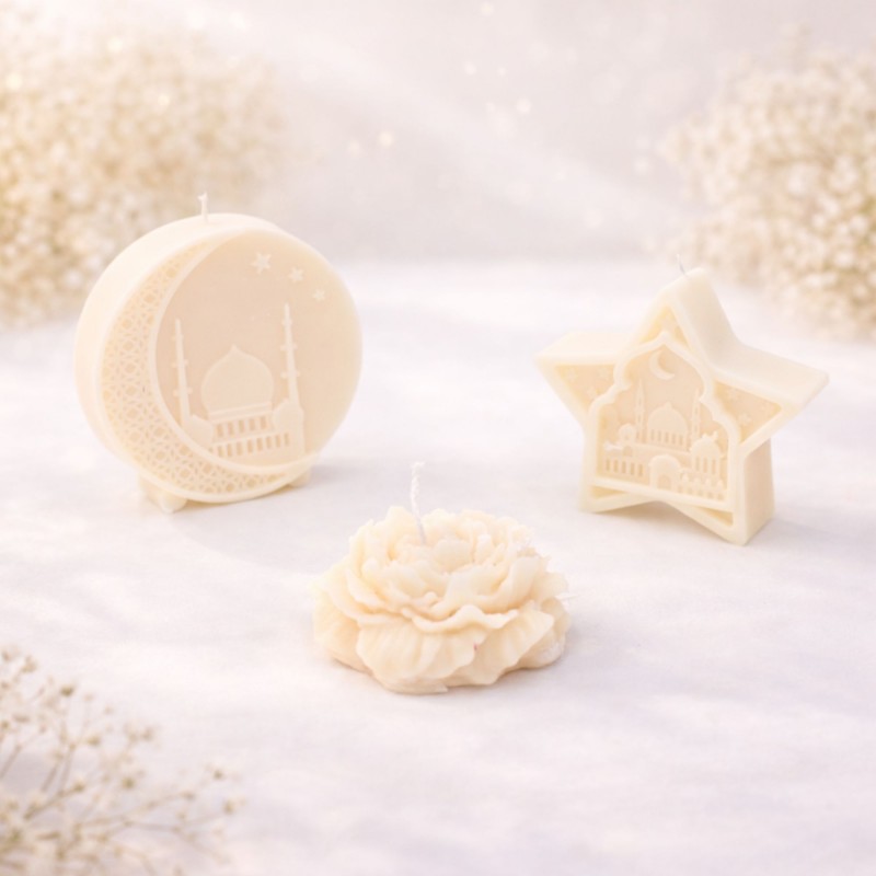 ⁦طقم شموع معطر برائحه البيت العربي بتصميم خاص بشهر رمضان مكون من تلات قطع هلال ونجمه وورده لون ابيض⁩ - الصورة ⁦1⁩