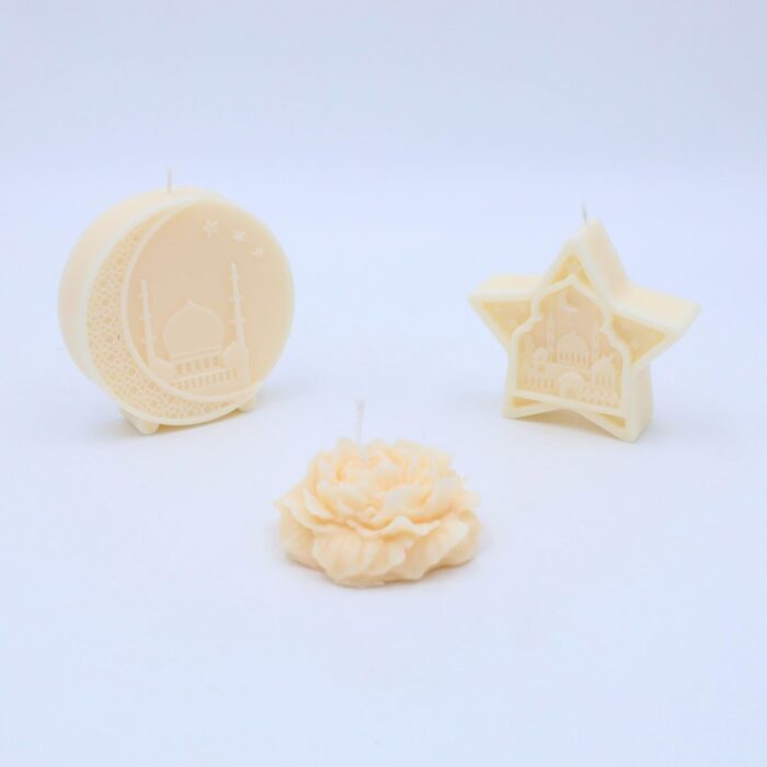 ⁦طقم شموع معطر برائحه البيت العربي بتصميم خاص بشهر رمضان مكون من تلات قطع هلال ونجمه وورده لون ابيض⁩ - الصورة ⁦2⁩