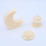 طقم شموع معطر برائحه سكاندل بتصميم خاص بشهر رمضان مكون من تلات قطع هلال وماذنه وورده لون ابيض