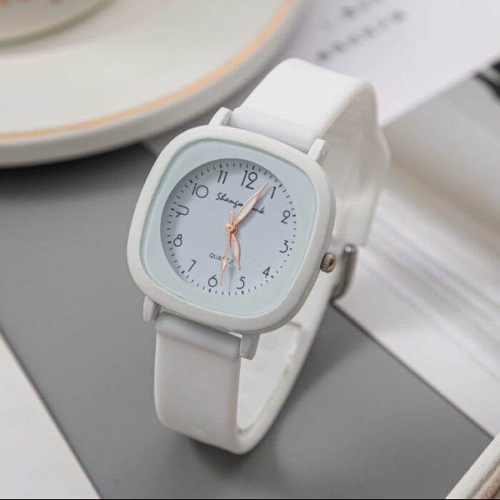 ⁦ساعة يد ملونة بعلبة classic watch لون ابيض⁩ - الصورة ⁦2⁩