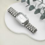 ⁦ساعة يد نسائية أنيقة لون فضي⁩ - الصورة ⁦2⁩