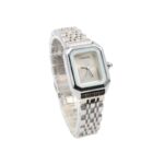 ساعة يد نسائية أنيقة لون فضي