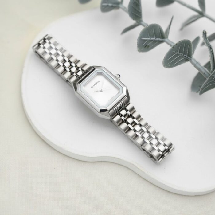 ⁦ساعة يد نسائية أنيقة لون فضي⁩ - الصورة ⁦2⁩