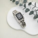 ⁦ساعة يد نسائية أنيقة لون فضي واسود⁩ - الصورة ⁦2⁩