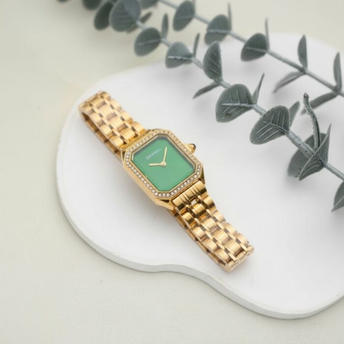 ⁦ساعة يد نسائية أنيقة لون ذهبي واخضر⁩ - الصورة ⁦2⁩