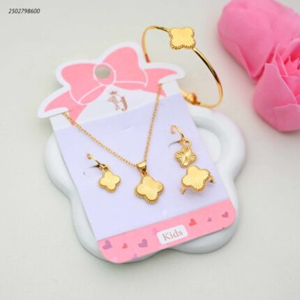 طقم اكسسوارات للأطفال مطلي بالذهب ( سوار + سلسال + حلقان + وخاتم )