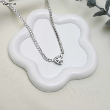 سلسال مع حجر شكل قلب واحجار الزركون لون فضي