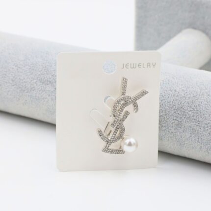 بروش شكل ماركة مع زركون لون فضي