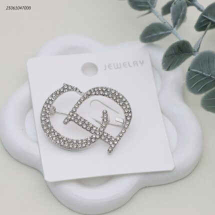 بروش شكل ماركة مع زركون لون فضي