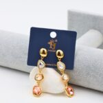 حلق متدلي مع خرزات ملونة لون ذهبي