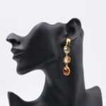 ⁦حلق متدلي مع خرزات ملونة لون ذهبي⁩ - الصورة ⁦2⁩