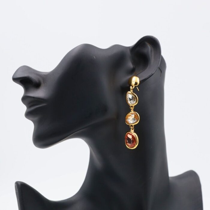 ⁦حلق متدلي مع خرزات ملونة لون ذهبي⁩ - الصورة ⁦2⁩