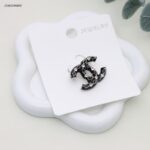 بروش شكل ماركة مع زركون لون فضي