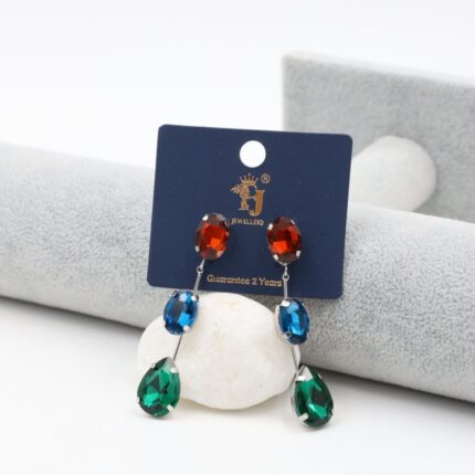 حلق نسائي متدلي بثلاثة أحجار كريستال ملونة أحمر+ أزرق+ أخضر لون فضي