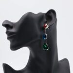 ⁦حلق نسائي متدلي بثلاثة أحجار كريستال ملونة أحمر+ أزرق+ أخضر لون فضي⁩ - الصورة ⁦2⁩