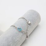 ⁦سوار سلسلة مع تعليقات فراشة لون فضي⁩ - الصورة ⁦2⁩