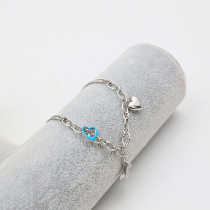 ⁦سوار سلسلة مع تعليقات فراشة لون فضي⁩ - الصورة ⁦2⁩