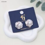 حلق على شكل وردة ملونة مع زركون لون فضي وزهري