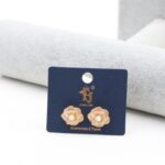 حلق على شكل وردة ملونة مع زركون لون ذهبي وزهري