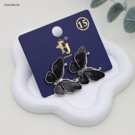 حلق شكل فراشة مجسمة لون فضي واسود