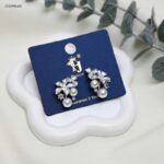 حلق أذن بتصميم زهور وأوراق مرصعة باللؤلؤ لون فضي