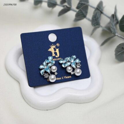 حلق أذن بتصميم زهور وأوراق مرصعة باللؤلؤ لون فضي و ازرق