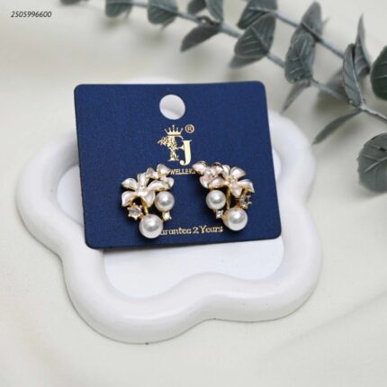 حلق أذن بتصميم زهور وأوراق مرصعة باللؤلؤ لون ذهبي