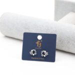 حلق أذن بتصميم زهور مرصعة باللؤلؤ والزركون لون فضي