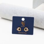 حلق أذن بتصميم زهور مرصعة باللؤلؤ والزركون لون ذهبي