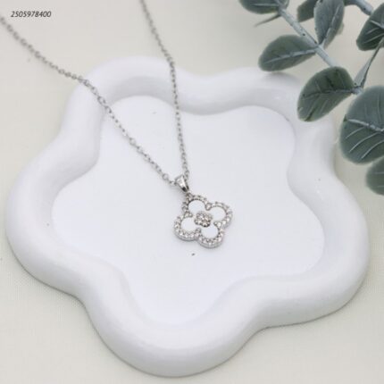 سلسال ماركة أنيق مع زركون و مصدف بلون أبيض لون فضي