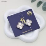 حلق شكل وردة رباعية لون فضي