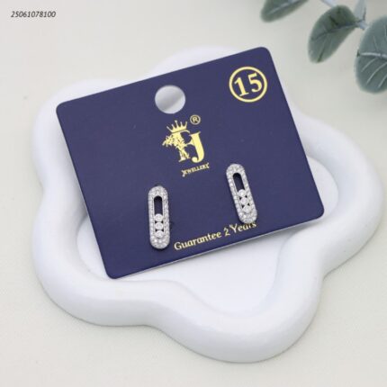 حلق شكل بيضاوي مع زركون لون فضي