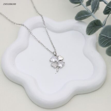 سلسال أنيق بتصميم زهرة البرسيم مرصعة بالزركون لون فضي