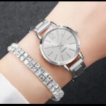 ساعة كوارتز فخمة للصبايا مع اسوارة مرصعة بالسترس اللامع - لون سيلفر