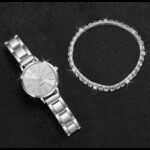 ⁦ساعة كوارتز فخمة للصبايا مع اسوارة مرصعة بالسترس اللامع - لون سيلفر⁩ - الصورة ⁦3⁩