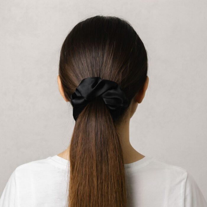 ⁦ربطة شعر ستان لون أسود⁩ - الصورة ⁦2⁩