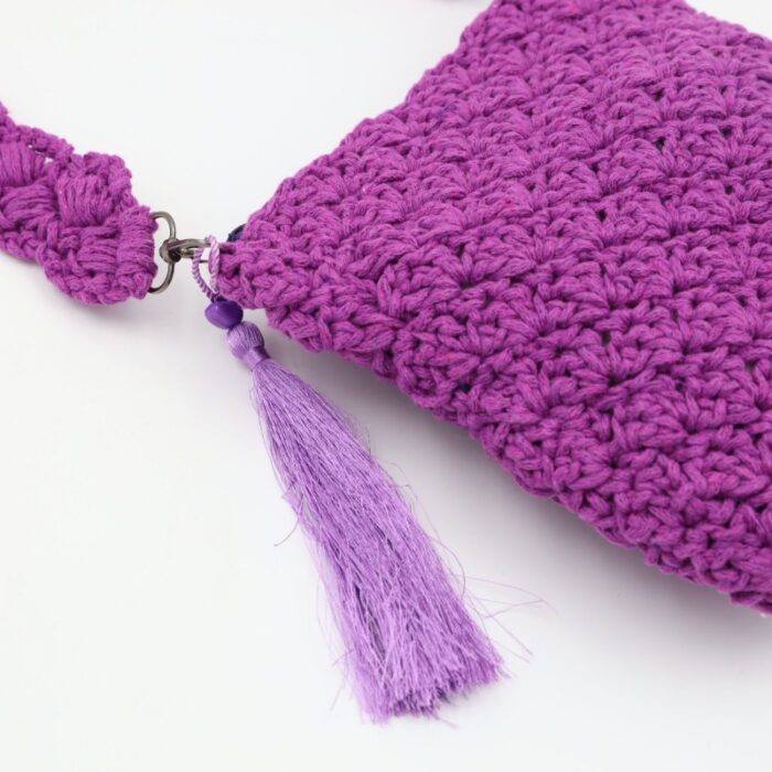 ⁦شنطة كروشيه مع يد كروشية لون ليلكي - نكشة فن⁩ - الصورة ⁦3⁩