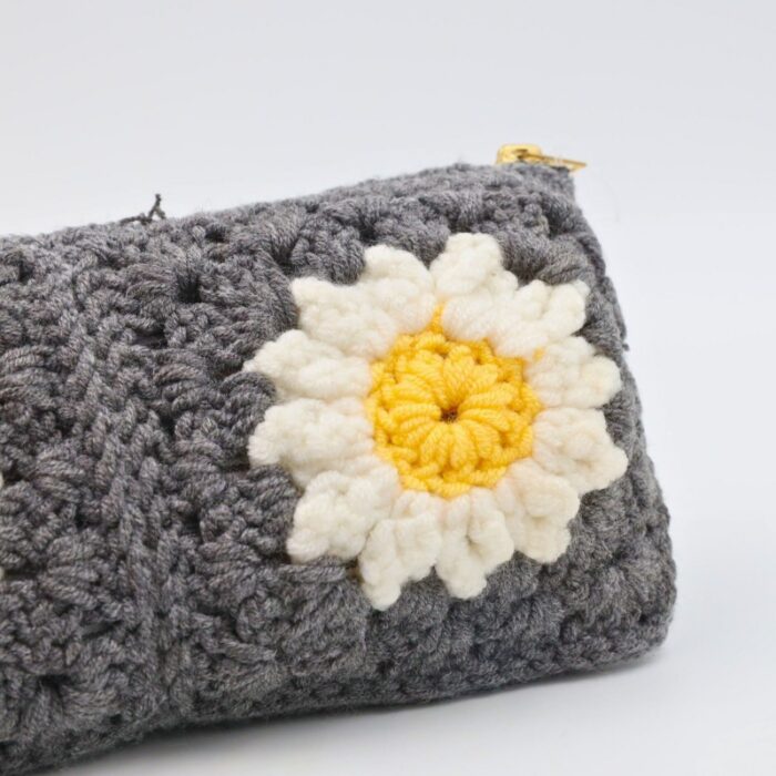 ⁦مقلمة صوف مربعات لون سكني وأبيض - نكشة فن⁩ - الصورة ⁦3⁩