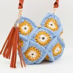 ⁦شنطة كروشية مربعات مع يد جلد لون أزرق - نكشة فن⁩ - الصورة ⁦2⁩